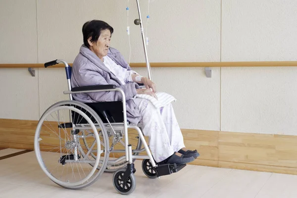 Ανώτερος Ηλικιωμένοι Γυναίκα Που Κάθεται Στο Αναπηρικό Αμαξίδιο Στο Νοσοκομείο — Φωτογραφία Αρχείου