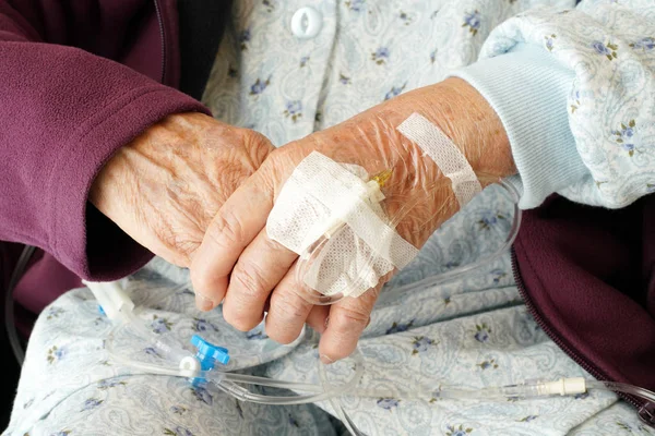 Κοντινό Πλάνο Της Ηλικιωμένης Γυναίκας Χέρια Ενδοφλέβια Στάγδην Αναπηρικό Καροτσάκι — Φωτογραφία Αρχείου