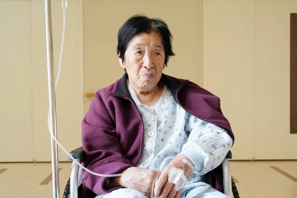 Ανώτερος Ηλικιωμένοι Γυναίκα Που Κάθεται Στο Αναπηρικό Αμαξίδιο Στο Νοσοκομείο — Φωτογραφία Αρχείου