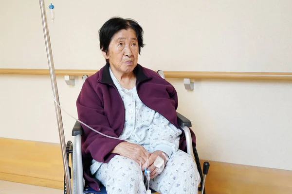 Ανώτερος Ηλικιωμένοι Γυναίκα Που Κάθεται Στο Αναπηρικό Αμαξίδιο Στο Διάδρομο — Φωτογραφία Αρχείου