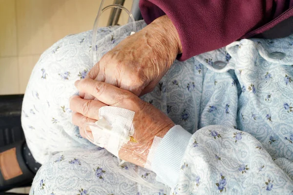 Κοντινό Πλάνο Της Ηλικιωμένης Γυναίκας Χέρια Ενδοφλέβια Στάγδην Αναπηρικό Καροτσάκι — Φωτογραφία Αρχείου