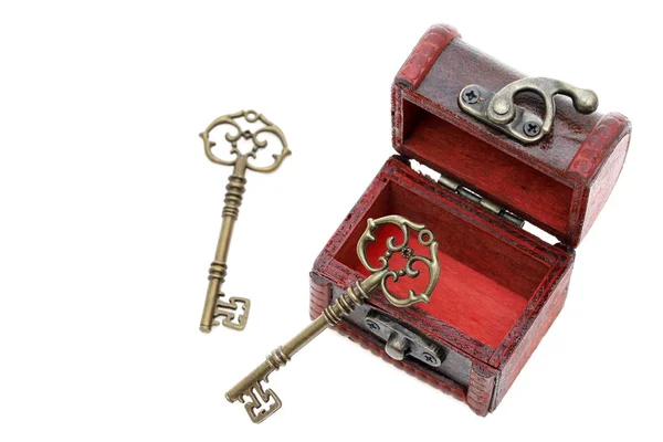 Vintage Κλειδί Και Παλιό Σεντούκι Θησαυρού Απομονωμένο Λευκό Φόντο — Φωτογραφία Αρχείου