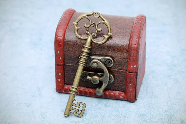 Vintage Klíč Starý Poklad Truhlice Stole — Stock fotografie