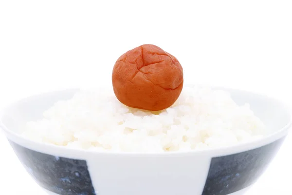 Японская Еда Маринованная Соленая Слива Умебоши Белом Рисе Белом Фоне — стоковое фото