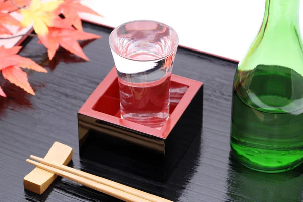 Japansk Trälåda Masu Med Sake Träbricka Vit Bakgrund — Stockfoto