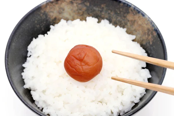 Японская Еда Умебоши Маринованная Соленая Слива Белом Рисе Белом Фоне — стоковое фото