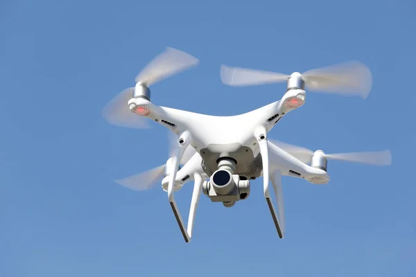 Drone Bianco Che Vola Aria Cielo Blu Chiaro Sullo Sfondo — Foto Stock