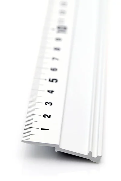 Çelik Cetvel Isoalted Beyaz Bir Arka Plan Üzerinde Yakın Çekim — Stok fotoğraf