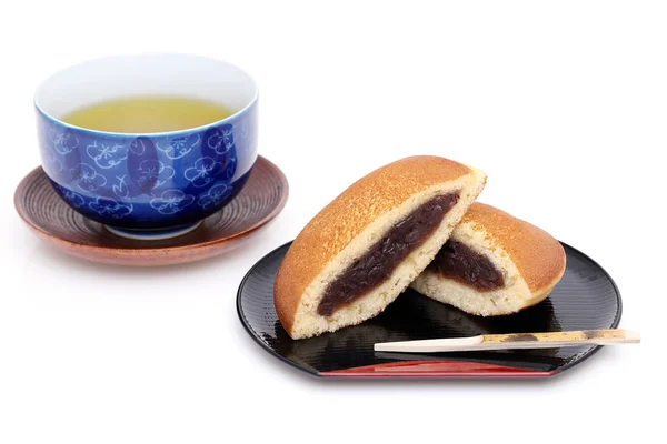 Dorayaki Japonské Cukrovinky Dřevěný Tác Bílém Pozadí — Stock fotografie