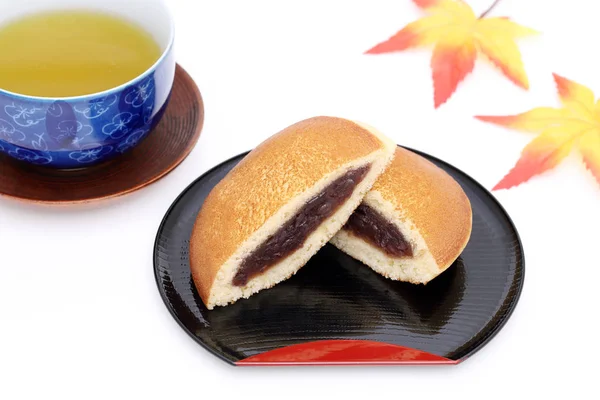 Dorayaki Japonské Cukrovinky Dřevěný Tác Bílém Pozadí — Stock fotografie