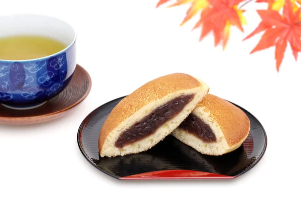 Dorayaki Japonské Cukrovinky Dřevěný Tác Bílém Pozadí — Stock fotografie