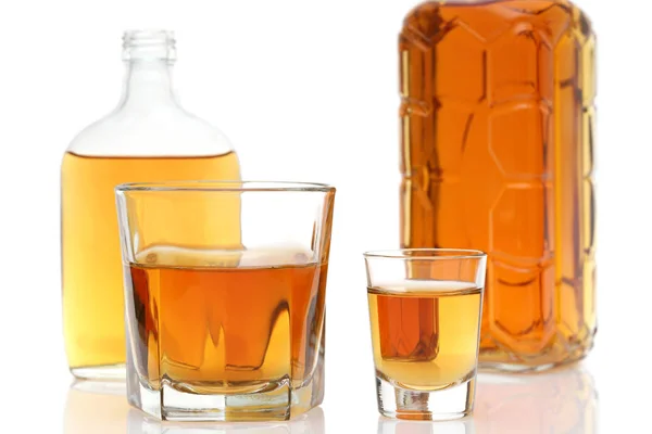 玻璃杯和一瓶威士忌在白色背景 — 图库照片