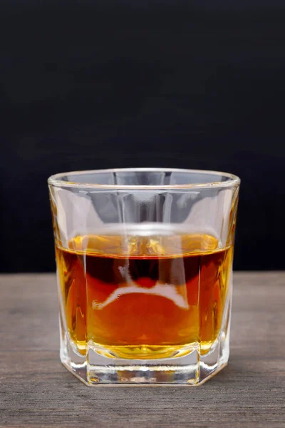 Szklana Szklanka Whisky Starym Drewnianym Stole — Zdjęcie stockowe