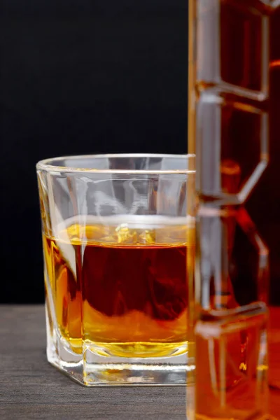 Skleněný Šálek Láhev Whisky Starém Dřevěném Stole — Stock fotografie