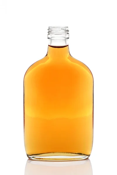 白い背景にウイスキーのグラスボトル — ストック写真