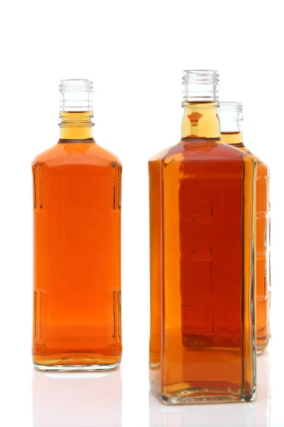 白底威士忌玻璃瓶 — 图库照片
