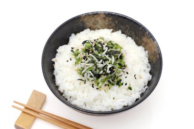 Pişmiş beyaz pirinç ile Japon Shirasu ve takana sebze 