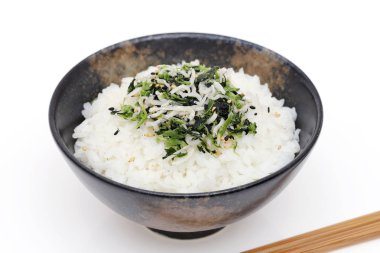 Pişmiş beyaz pirinç ile Japon Shirasu ve takana sebze 