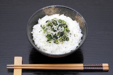 Pişmiş beyaz pirinç ile Japon Shirasu ve takana sebze 