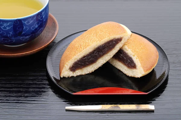 Japanische Süßwaren Dorayaki Mit Anko Paste Auf Holzteller — Stockfoto