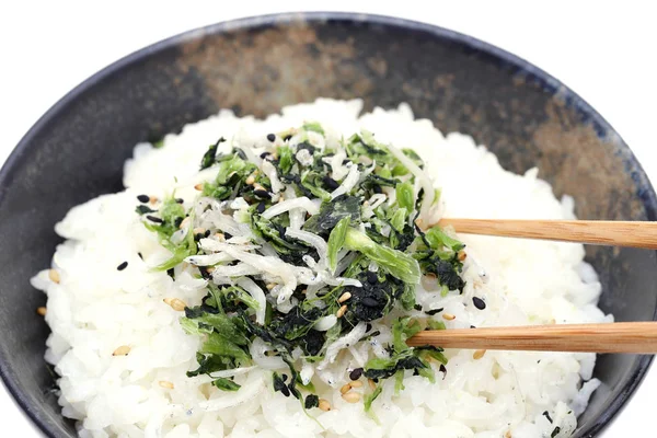 Pişmiş beyaz pirinç ile Japon Shirasu ve takana sebze 