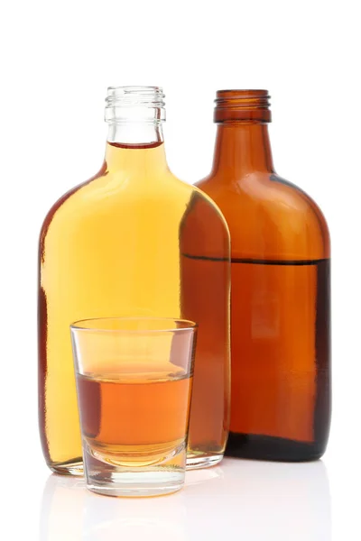 Skott Glas Och Ficka Flaska Whisky Vit Bakgrund — Stockfoto