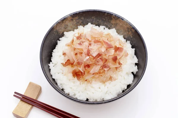 Japanisches Essen Katuobushi Auf Gekochtem Weißen Reis Auf Weißem Hintergrund — Stockfoto