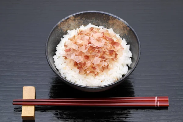 Comida Japonesa Katuobushi Sobre Arroz Branco Cozido — Fotografia de Stock