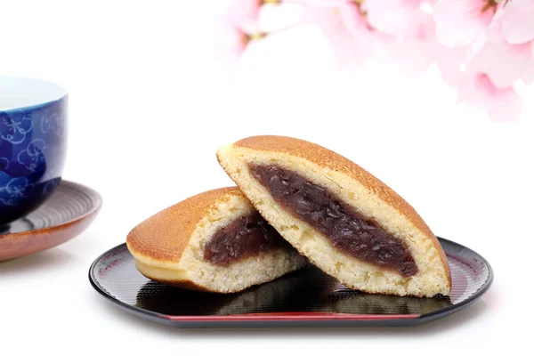 Dorayaki Confiserie Japonaise Sur Plaque Bois Sur Fond Blanc — Photo