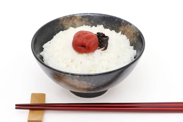 日本煮熟的白米饭与盐李子在白色背景 — 图库照片