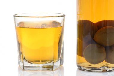 Umeshu adlı Japon erik şarabı, beyaz arka planda