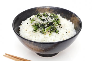 Beyaz arka planda pişmiş beyaz pirinç üzerinde Japon Shirasu ve takana sebze 