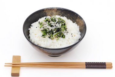 Beyaz arka planda pişmiş beyaz pirinç üzerinde Japon Shirasu ve takana sebze 
