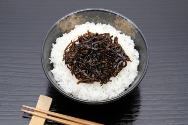 Beyaz arka planda pişmiş beyaz pirinç ile konbu Japon tsukudani  
