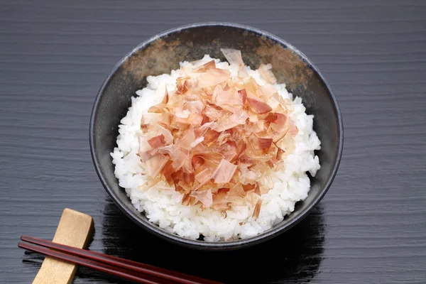 Japanisches Katuobushi Mit Gekochtem Weißen Reis Auf Weißem Hintergrund — Stockfoto