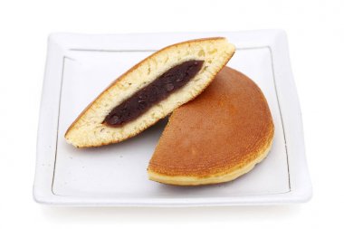 Japon şekerleme, Beyaz bir arka plan üzerinde anko macun ile Dorayaki  