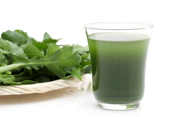 白地に緑野菜ジュースのグラス 日本では あおじる と呼ばれる野菜ジュース — ストック写真