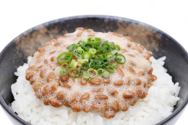 Japonya gıda, beyaz arka plan üzerinde natto ile pişmiş beyaz pirinç 