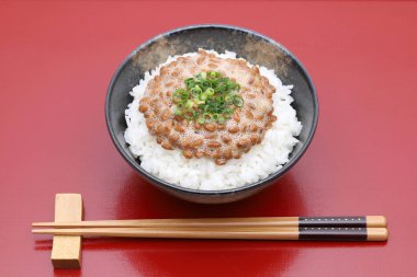 Japon yemeği, natto ile pişirilmiş beyaz pirinç.