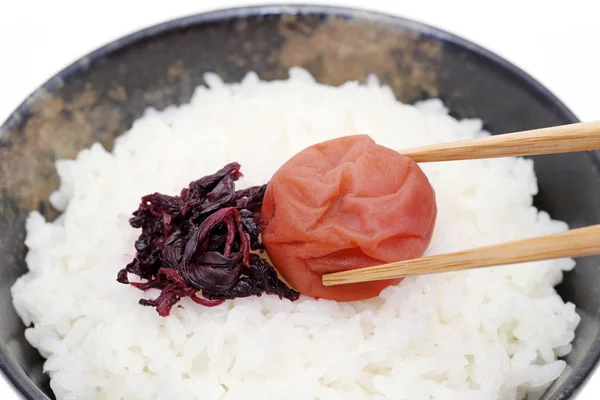 Japanisches Shirasu Und Umeboshi Auf Gekochtem Weißen Reis Auf Weißem — Stockfoto