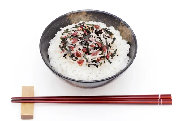日本食品 Shirasu和Umeboshi在黑背景的熟白米饭 — 图库照片