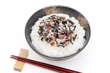 Japon Shirasu ve umeboshi beyaz arka plan üzerinde pişmiş beyaz pirinç 