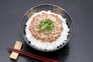 Japon yemeği, natto ile pişirilmiş beyaz pirinç.