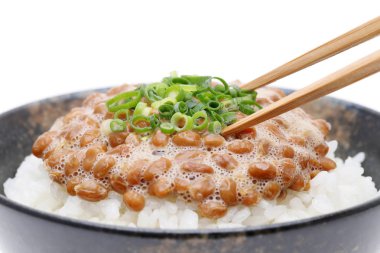 Beyaz arka plan üzerinde Natto ile Japon pişmiş beyaz pirinç  