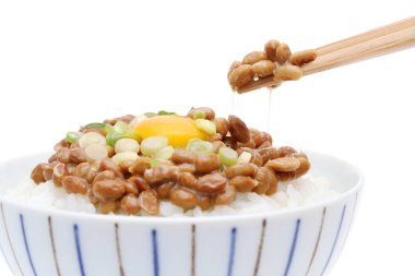 Beyaz arka plan üzerinde Natto ile Japon pişmiş beyaz pirinç  