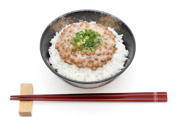 Japanischer Gekochter Weißer Reis Mit Natto Auf Weißem Hintergrund — Stockfoto
