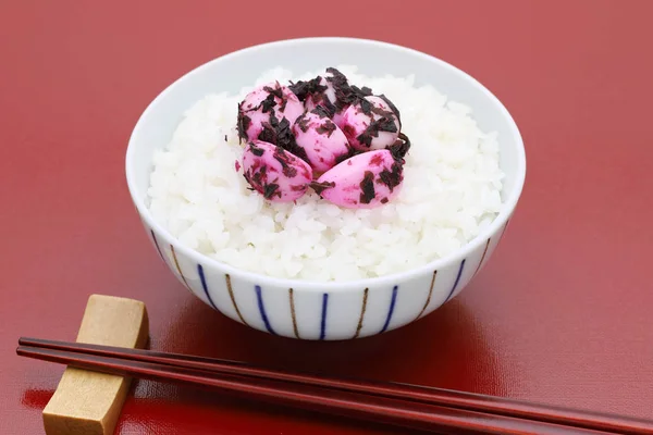 Japanisch Gekochter Weißer Reis Mit Shiso Eingelegtem Knoblauch — Stockfoto