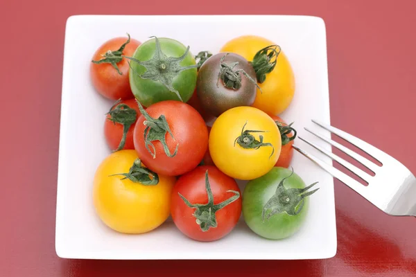 Tomate Colorée Sur Une Assiette Sur Table — Photo