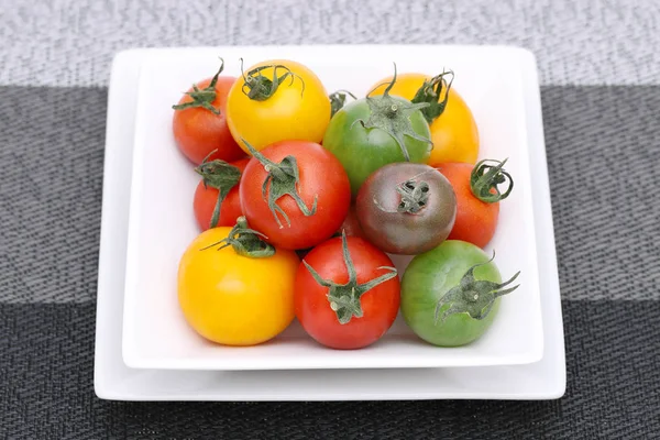 Tomate Colorido Uma Chapa Mesa — Fotografia de Stock