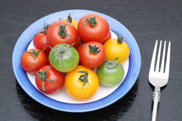 Färgglada Tomater Tallrik Bordet — Stockfoto